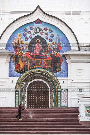 Russia, Yaroslavl, September 11, 2024. The entrance and the tiled icon above the entrance to the Cathedral of the Assumption of the Blessed Virgin Mary Golden Ring. Редакционное фото, фотограф Photojuli / Фотобанк Лори