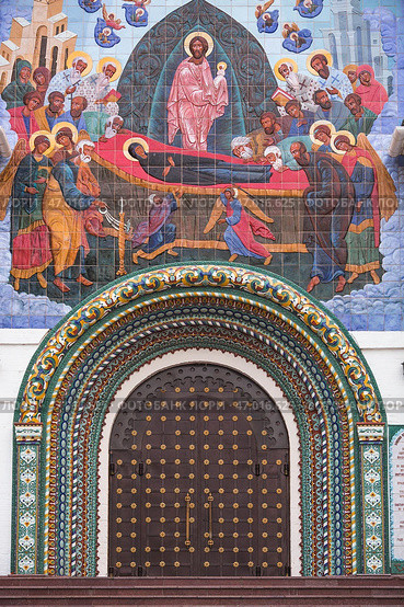 Russia, Yaroslavl, September 11, 2024. The entrance and the tiled icon above the entrance to the Cathedral of the Assumption of the Blessed Virgin Mary Golden Ring. Стоковое фото, фотограф Photojuli / Фотобанк Лори