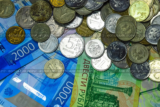 Russian banknotes and coins. A handful of coins on new Russian banknotes in denominations of 2000 and 200 rubles. Стоковое фото, фотограф Леонид Еремейчук / Фотобанк Лори