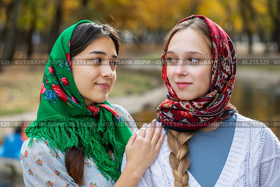 Russian beauty - young beautiful women in a traditional headscarf. Стоковое фото, фотограф Андрей Аркуша / Фотобанк Лори