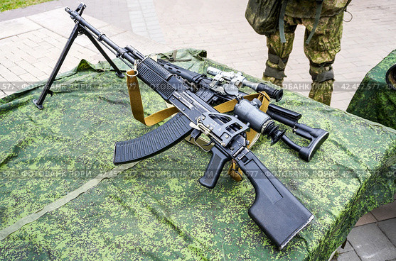 Russian Kalashnikov machine gun (2023 год). Редакционное фото, фотограф FotograFF / Фотобанк Лори