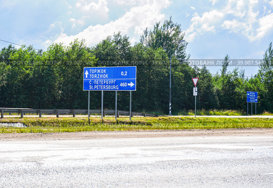 Russian m10 highway with signs and exits. Стоковое фото, фотограф FotograFF / Фотобанк Лори