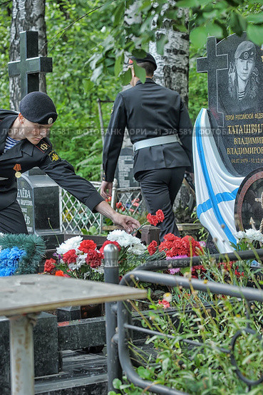 Russian Marines at the cemetery at the grave of the Russian hero Tatashvili on Marine Corps Day. St. Petersburg (2013) Редакционное фото, фотограф Анна Кривицкая / Фотобанк Лори