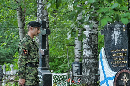 Russian Marines at the cemetery at the grave of the Russian hero Tatashvili on Marine Corps Day. St. Petersburg (2013) Редакционное фото, фотограф Анна Кривицкая / Фотобанк Лори
