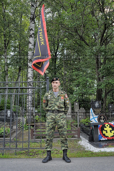 Russian Marines at the cemetery at the grave of the Russian hero Tatashvili on Marine Corps Day. St. Petersburg (2013) Редакционное фото, фотограф Анна Кривицкая / Фотобанк Лори