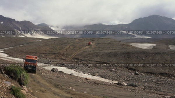 Russian off-road extreme expedition truck KamAZ driving on mountain road (2019 год). Редакционное видео, видеограф А. А. Пирагис / Фотобанк Лори