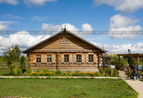 Русская деревня в Культурно-образовательном центре "Этномир" (2014 год). Редакционное фото, фотограф Владимир Чинин / Фотобанк Лори