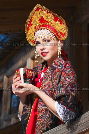 Русская молодая женщина в кокошнике пьет чай. Стоковое фото, фотограф Евгения Семенова / Фотобанк Лори