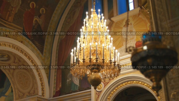 Русская православная церковь. Лампада, вечерняя служба, свет включен. Стоковое видео, видеограф Mikhail Erguine / Фотобанк Лори