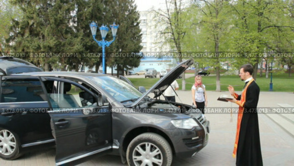 Русская православная церковь. Освящение автомобиля (2012 год). Редакционное видео, видеограф Mikhail Erguine / Фотобанк Лори