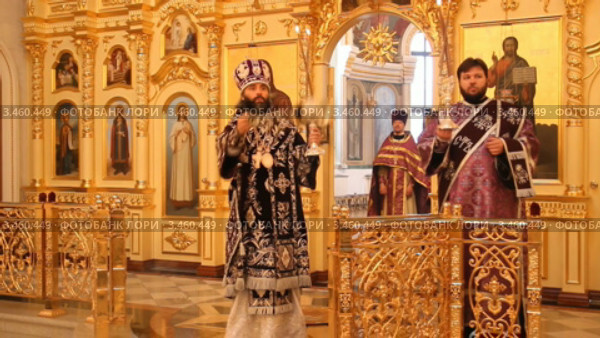 Русская православная церковь.  Праздничное богослужение архиерейским чином. Литургия, епископ  кадит иконостас (2012 год). Редакционное видео, видеограф Mikhail Erguine / Фотобанк Лори