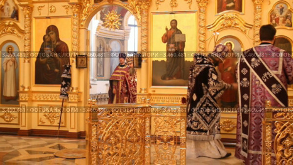 Русская православная церковь.  Праздничное богослужение архиерейским чином. Литургия, епископ  кадит иконостас (2012 год). Редакционное видео, видеограф Mikhail Erguine / Фотобанк Лори