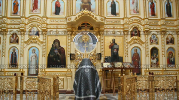 Русская православная церковь. Прощёное воскресенье. Священник перед иконостасом, облачение черного цвета (Великий Пост) Стоковое видео, видеограф Mikhail Erguine / Фотобанк Лори