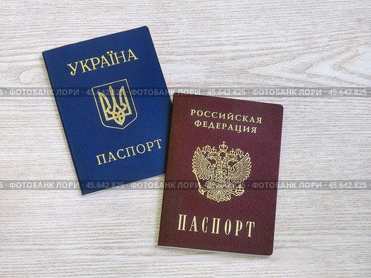 Русский и украинский паспорт на столе. Стоковое фото, фотограф Татьяна Т / Фотобанк Лори
