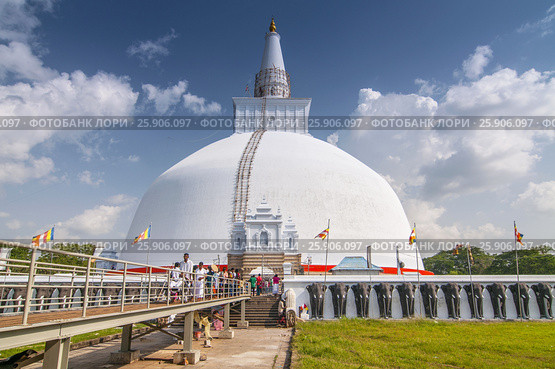Ruwanweliseya, Maha Thupa or Great Stupa, Unesco World Heritage Site, Anuradhapura, Sri Lanka, Asia. Стоковое фото, агентство BE&W Photo / Фотобанк Лори