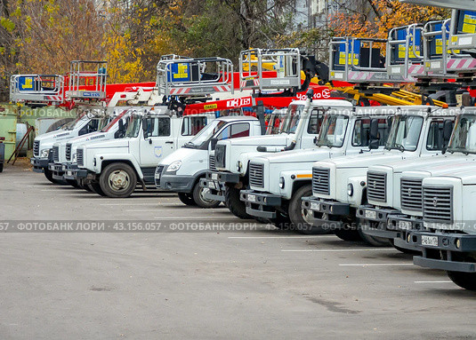 Ряд специализированных автовышек электросетей на парковке (2023 год). Редакционное фото, фотограф Вячеслав Палес / Фотобанк Лори