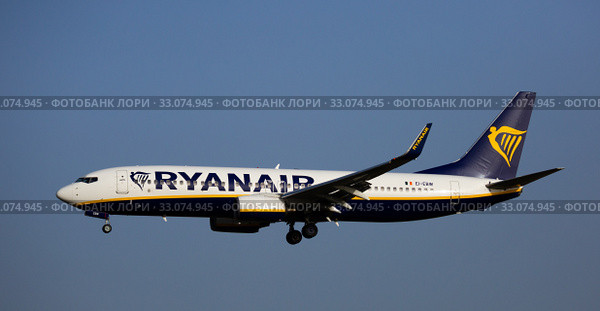 Ryanair airliner on final approach to El Prat Airport (2020 год). Редакционное фото, фотограф Яков Филимонов / Фотобанк Лори