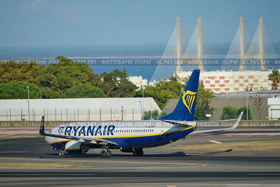 Ryanair Boeing 737-8AS passenger plane taxi on runway in Humberto Delgado Airport in Lisbon (2023 год). Редакционное фото, фотограф Дмитрий Рухленко / Фотобанк Лори