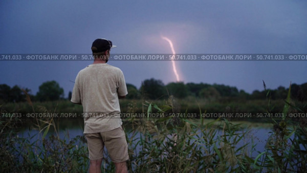 Рыбачит в грозу. Стоковое видео, видеограф Сергей Мартынов / Фотобанк Лори
