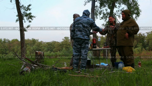 Рыбаки пьют водку. Стоковое видео, видеограф Михаил Коханчиков / Фотобанк Лори