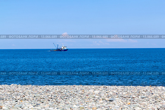 Рыбацкий баркас отправляется в море на промысел ранним утром. Стоковое фото, фотограф Евгений Ткачёв / Фотобанк Лори