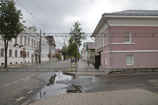 Рыбинск, Ярославская область, Россия. Крестовая улица (2024 год). Редакционное фото, фотограф Елена Коромыслова / Фотобанк Лори