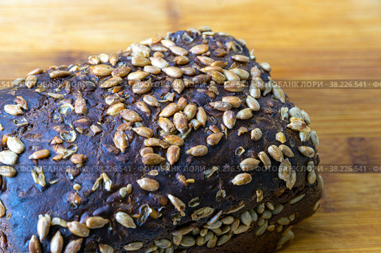 Rye bread with sunflower seeds on a chopping board close-up. Стоковое фото, фотограф Ярославский Максим / Фотобанк Лори