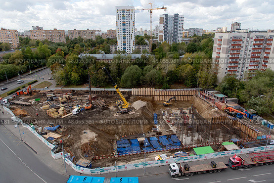Рытьё котлована под строительство дома по реновации (2022 год). Редакционное фото, фотограф Илья Ладнев / Фотобанк Лори