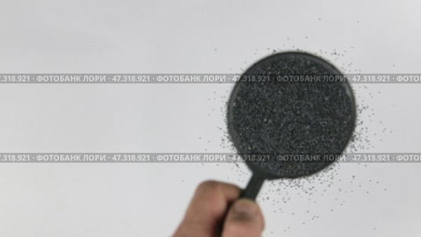 С помощью увеличительного стекла увеличивают семена мака, изучая качество семян. Еда. Стоковое видео, видеограф Александр Собко / Фотобанк Лори