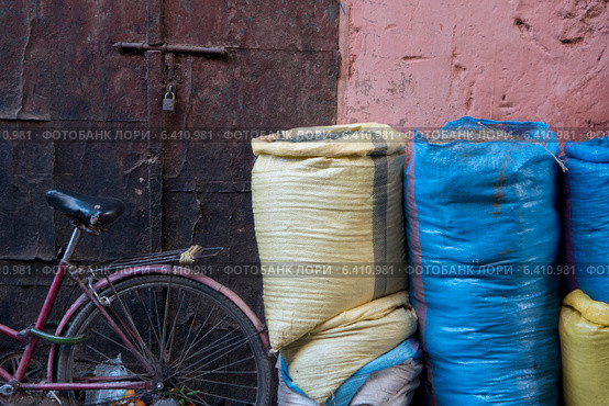 Sacks of food for sale at market stall, Medina, Marrakesh, Morocco. Стоковое фото, агентство Ingram Publishing / Фотобанк Лори