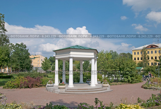Сад Г.Р. Державина. Санкт-Петербург (2014 год). Редакционное фото, фотограф Румянцева Наталия / Фотобанк Лори