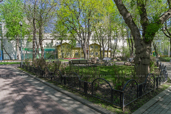 "Сад камней". Композиция из каменй в Милютинском саду. Москва, Россия, солнечный день в начале мая. (2024 год). Стоковое фото, фотограф Сергей Рыбин / Фотобанк Лори