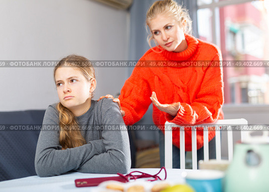 Sad teen girl after discord with her mother. Стоковое фото, фотограф Яков Филимонов / Фотобанк Лори