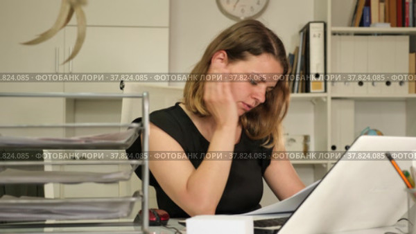 Sad woman bookkeeper doing paperwork in office. Стоковое видео, видеограф Яков Филимонов / Фотобанк Лори