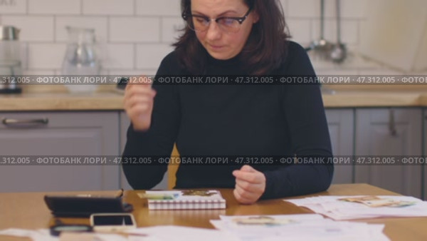 sad woman in black sit kitchen counting money coins thinking budget high prices. Стоковое видео, видеограф Olesia Kondrateva / Фотобанк Лори