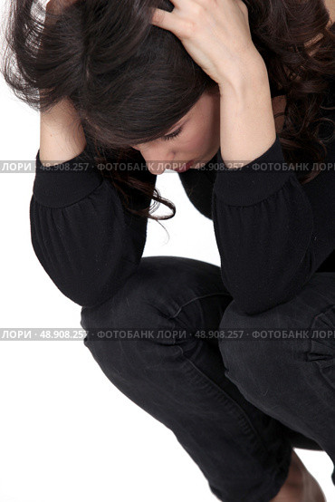 Sad woman squatting. Стоковое фото, агентство Ingram Publishing / Фотобанк Лори