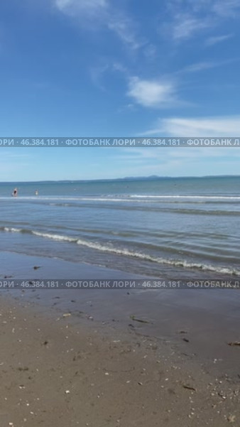 Сахалин. Люди купаются в Охотском море (2022 год). Стоковое видео, видеограф Анастасия / Фотобанк Лори