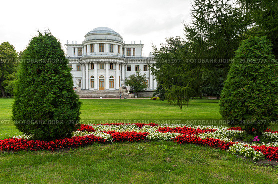 Saint Petersburg. City park on Yelagin Island. Beautiful architecture of the western facade of the Yelaginsky Palace (Elaginsky or Elaginostrovsky Palace) attracts tourists, photographers and artists (2018 год). Стоковое фото, фотограф Виктория Катьянова / Фотобанк Лори