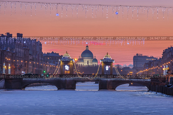 Saint Petersburg Lomonosov Bridge and Trinity Cathedral at sunset, Russia (2017 год). Редакционное фото, фотограф Anna P. / Фотобанк Лори
