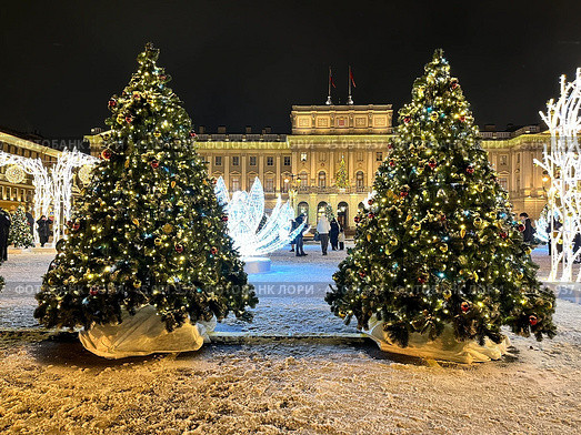 SAINT PETERSBURG, RUSSIA -December 25, 2023: Christmas and New Year holidays in Petersburg. View of festively decorated St. Isaac's Square with Christmas trees near Mariinskiy Palace at X-mas evening. Редакционное фото, фотограф Виктория Катьянова / Фотобанк Лори