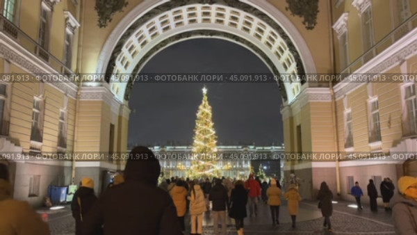SAINT PETERSBURG, RUSSIA-December 25, 2023: Video of people walking to Palace Square decorated with Christmas tree through arch of General Staff building during Christmas and New Year winter holidays. Редакционное видео, видеограф Виктория Катьянова / Фотобанк Лори