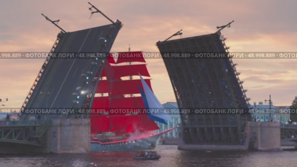 Saint-Petersburg, Russia - Jun 23 2022, 4k, rehearsal of the Scarlet Sails holiday, the passage of the ship through the divorced Palace Bridge, Neva river, Saint-Petersburg, Russia. Редакционное видео, видеограф Сергей Богомяко / Фотобанк Лори