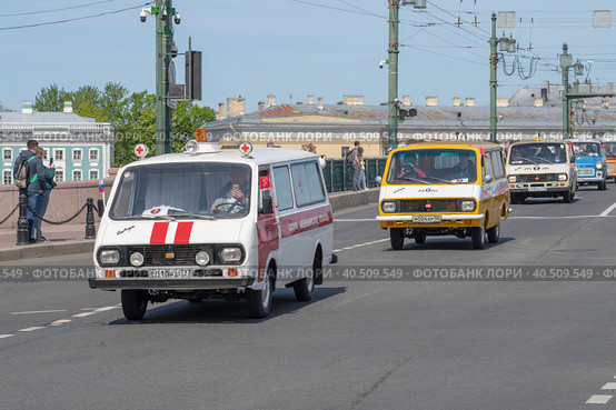 SAINT PETERSBURG, RUSSIA - MAY 20, 2023: Soviet minibuses of the RAF-2203 "Latvia" on the retro transport parade on a sunny day. International transport festival SPb TransportFest. Редакционное фото, фотограф Виктор Карасев / Фотобанк Лори