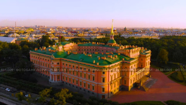 SAINT PETERSBURG, RUSSIA - MAY 2018: beautiful Top view of St. Petersburg from the air an Mikhailovsky (engineering) castle on a Sunny summer day. Стоковое видео, видеограф Алексей Ширманов / Фотобанк Лори
