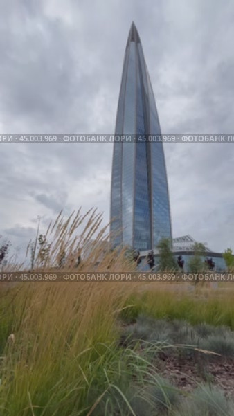 SAINT PETERSBURG, RUSSIA - September 27, 2024: Vertical video from new East Park to the 87 - story skyscraper Lakhta Center - popular city landmark and tourists attraction. Редакционное видео, видеограф Виктория Катьянова / Фотобанк Лори