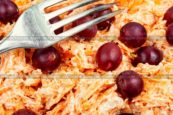 Salad of grated carrots and gooseberries. Healthy diet, close up.. Fresh carrot salad in a bowl. Стоковое фото, агентство Ingram Publishing / Фотобанк Лори
