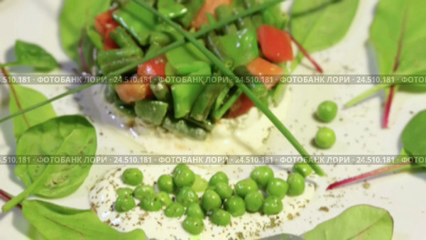 Salad of green vegetables and peas. Стоковое видео, видеограф Денис Малышев / Фотобанк Лори