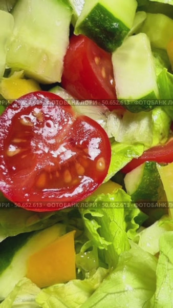Salad of greens and tomatoes. The salad turns out to be fresh and healthy. Clockwise rotation. Стоковое видео, видеограф Ярославский Максим / Фотобанк Лори