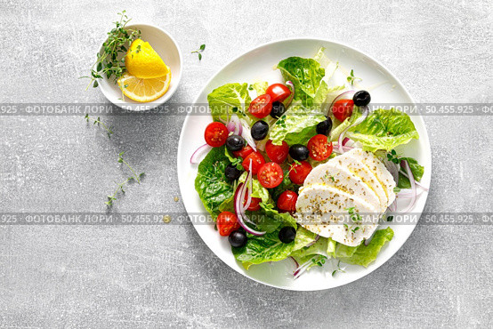 Salad with mozzarella cheese, cherry tomato, olives and romain lettuce, top view. Стоковое фото, агентство Ingram Publishing / Фотобанк Лори