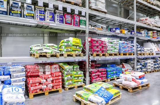 Sale of dry building mixes in a construction hypermarket (2017 год). Редакционное фото, фотограф FotograFF / Фотобанк Лори